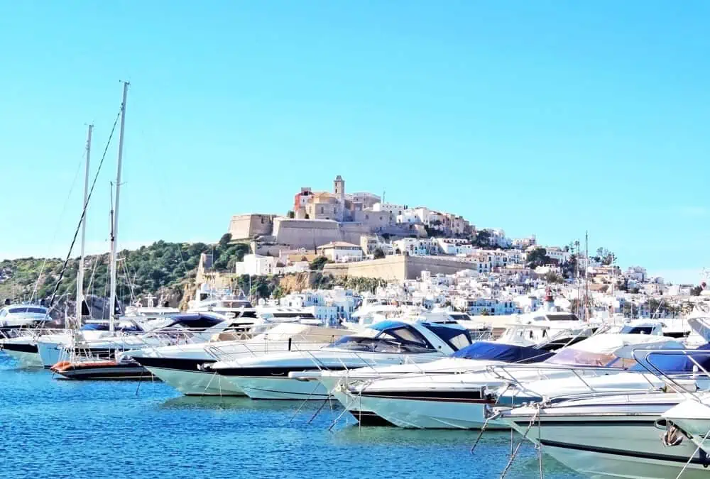 island & boats